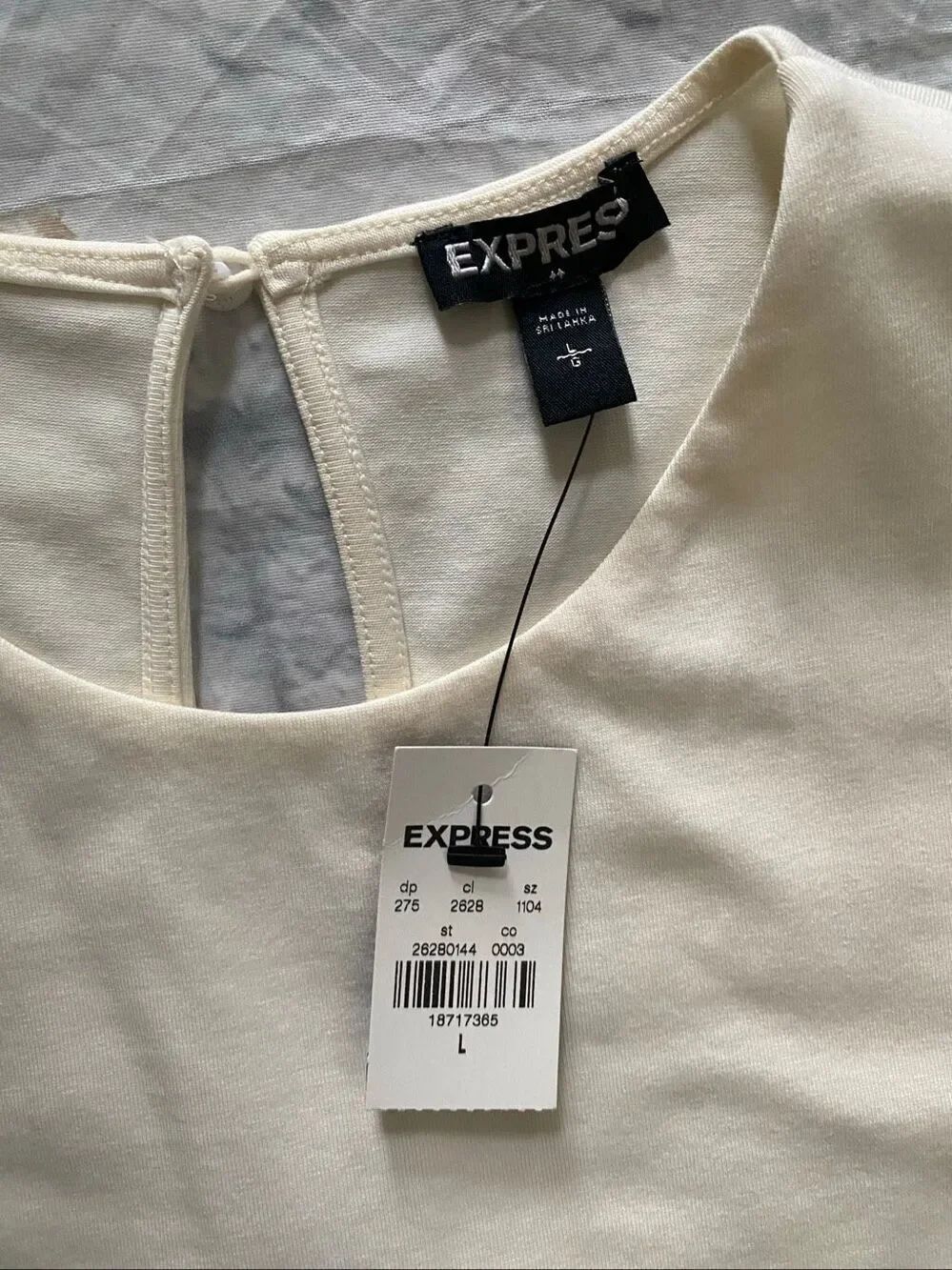 Express women L sleeveless scoopneck blouse w/back opening & button closure ivor - Picture 7 of 9